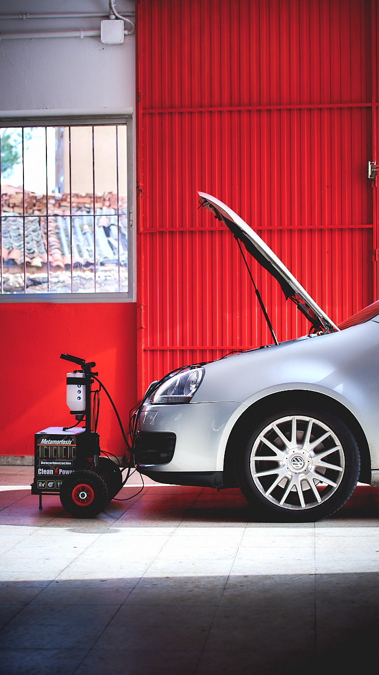 Auto plateado en taller